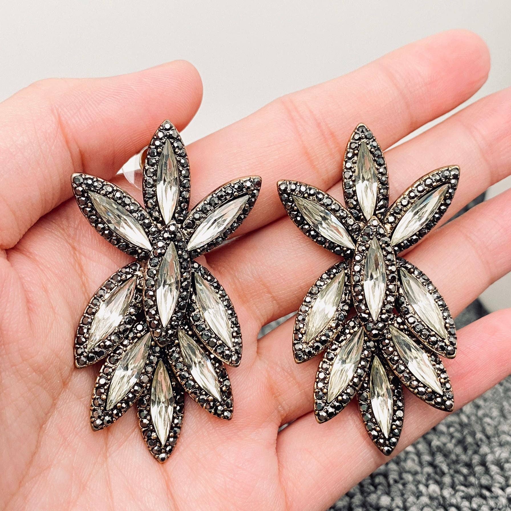 Sparkling Glass Rhinestone Retro Flower Shape Post Earrings