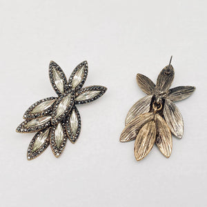 Sparkling Glass Rhinestone Retro Flower Shape Post Earrings