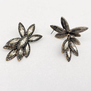Sparkling Glass Rhinestone Retro Flower Shape Post Earrings